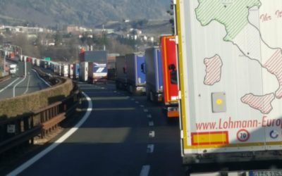 BRENNERO, TIR IN CODA PER 50 KM: RISCHIO TENSIONI TRA GLI AUTOTRASPORTATORI CONFTRASPORTO SCRIVE AL GOVERNO: “INTERVENIRE CON FORZA SULL’AUSTRIA”